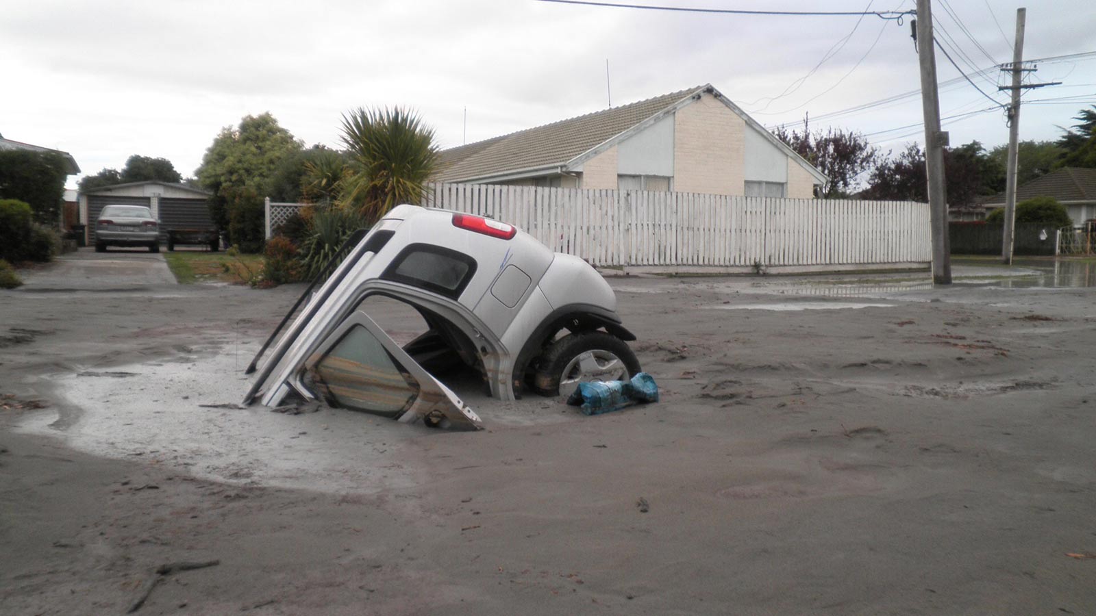 Soil liquefaction
during earthquakes
led to sinking cars in
Christchurch, New
Zealand, and toppled
apartment buildings in
Niigata, Japan.